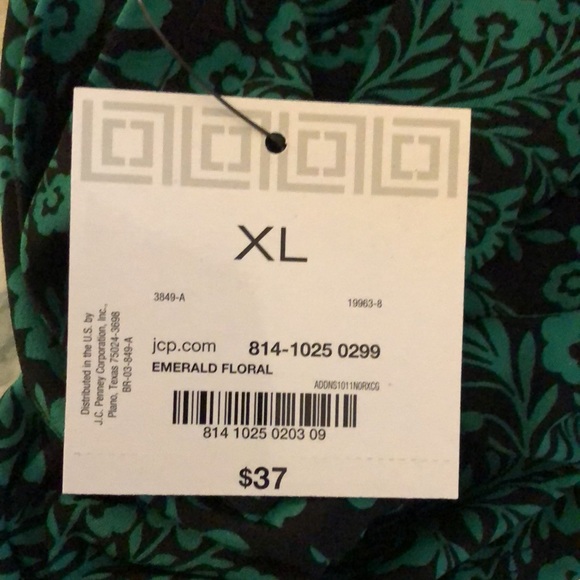 Green and block, three quarter sleeve blouse. Ruched at bust with gold bar - Picture 2 of 2